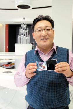 Samsung's Kim Seong-Cheol shows a flexible OLED