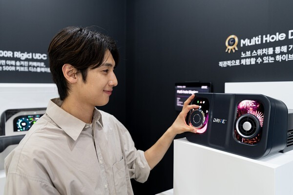 SDC 80mm HIAA automotive OLED demonstration