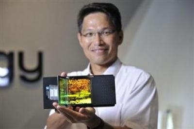 ITRI foldable AMOLED display prototype (June 2016) ITRI foldable AMOLED display prototype (June 2016)