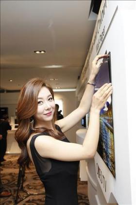 LGD 0.97mm wallpaper OLED prototype photo