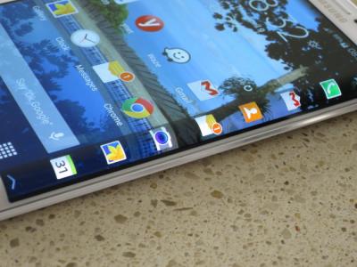 Samsung Galaxy Note Edge closeup photo (OLED-Info)